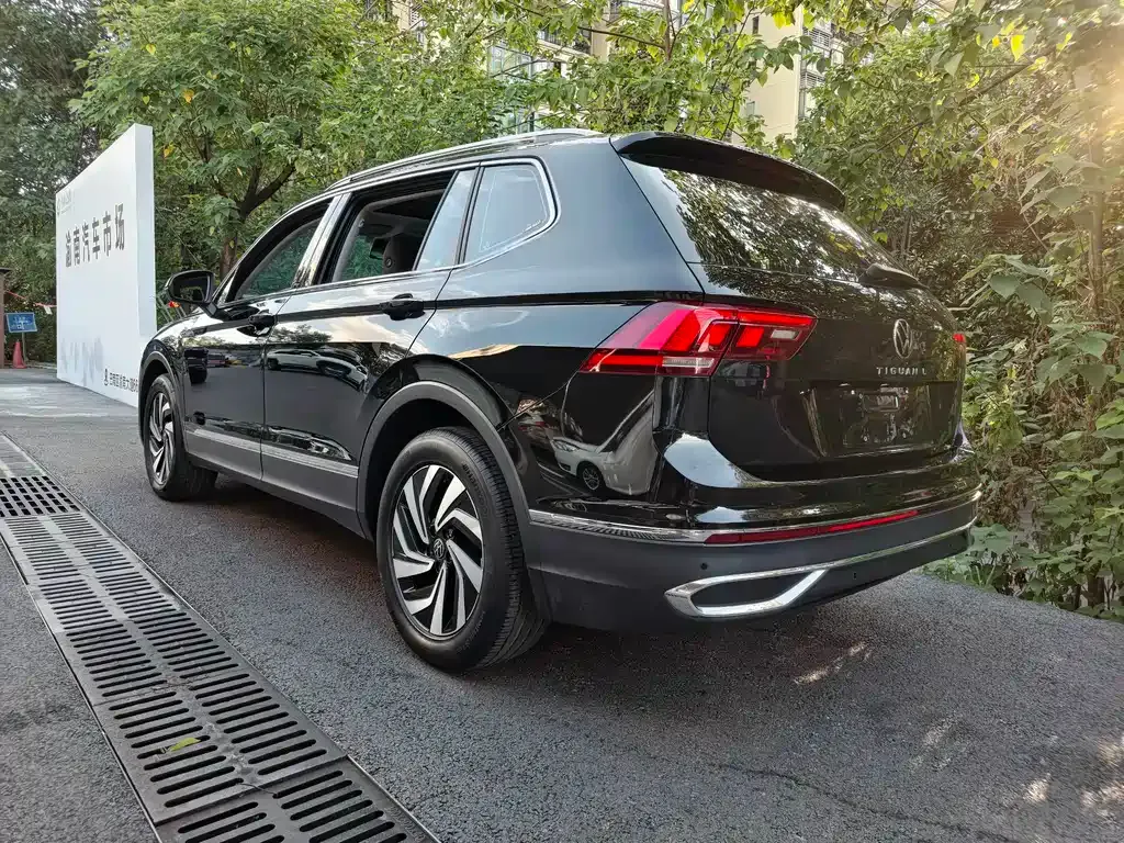 Volkswagen Tiguan L — фото 9