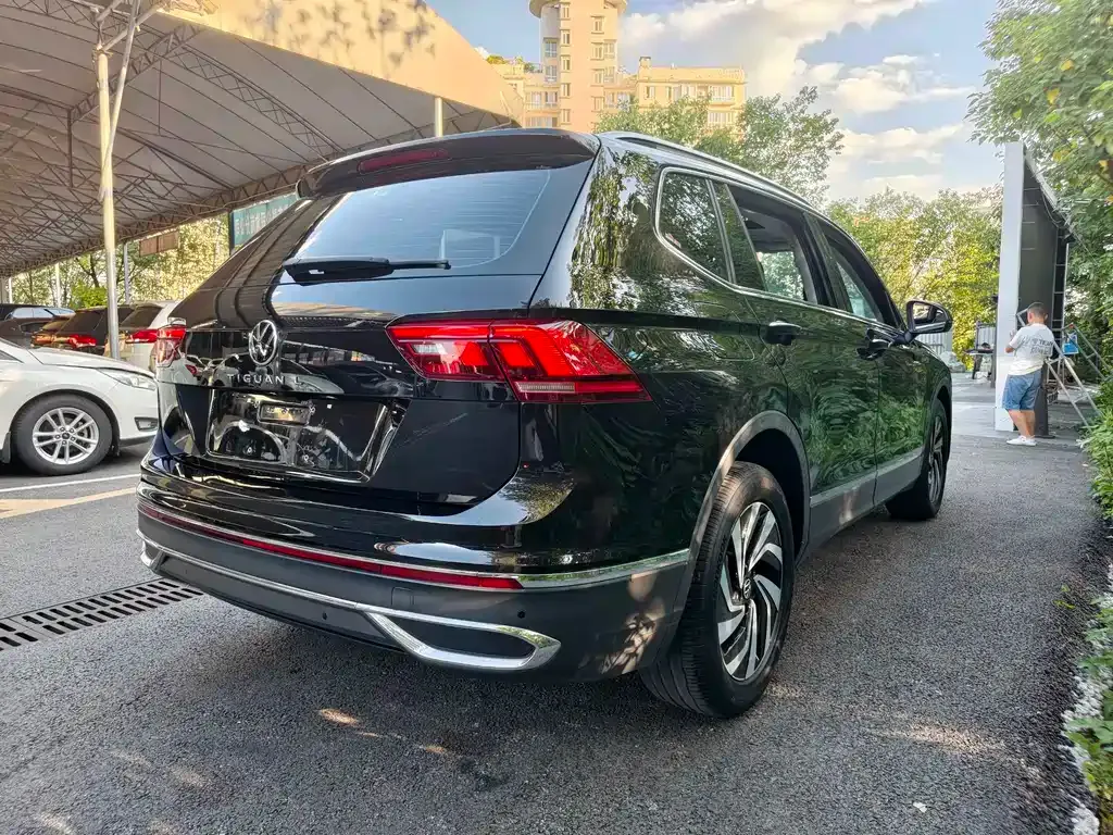 Volkswagen Tiguan L — фото 2