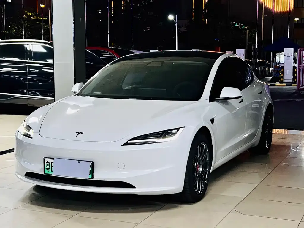 Tesla Model 3 — фото 1