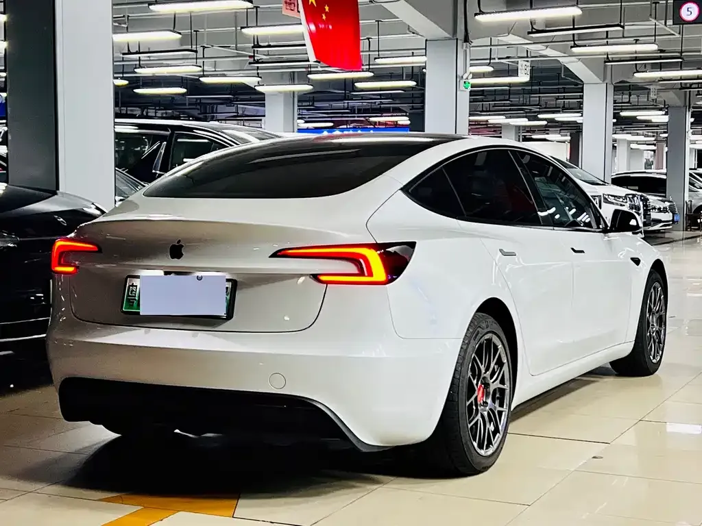 Tesla Model 3 — фото 10