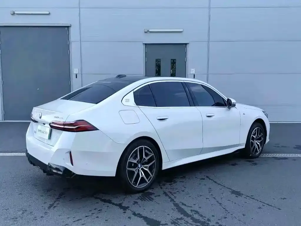 BMW i5 — фото 2