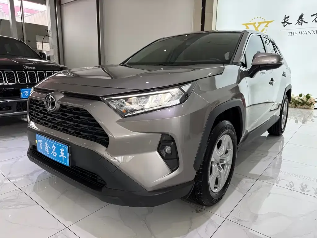 Toyota RAV4 — фото 1