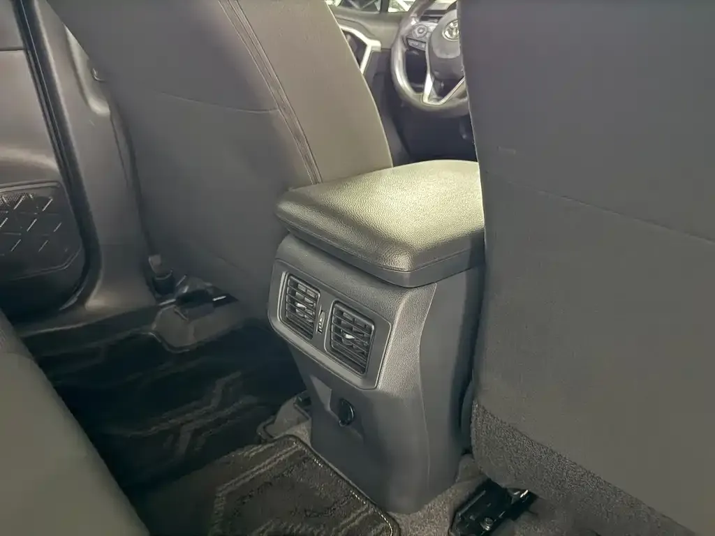 Toyota RAV4 — фото 7