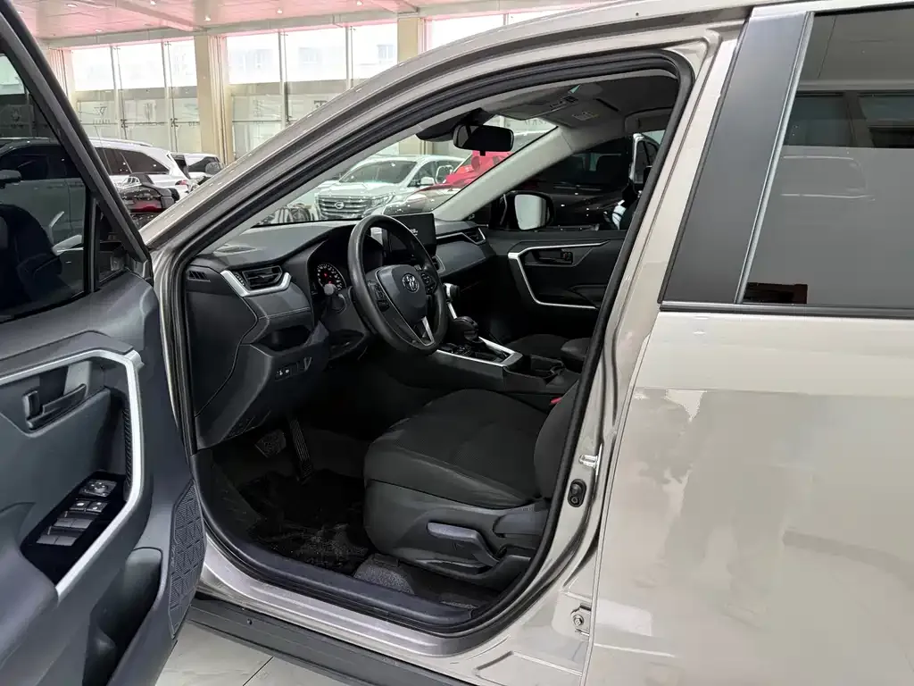 Toyota RAV4 — фото 5