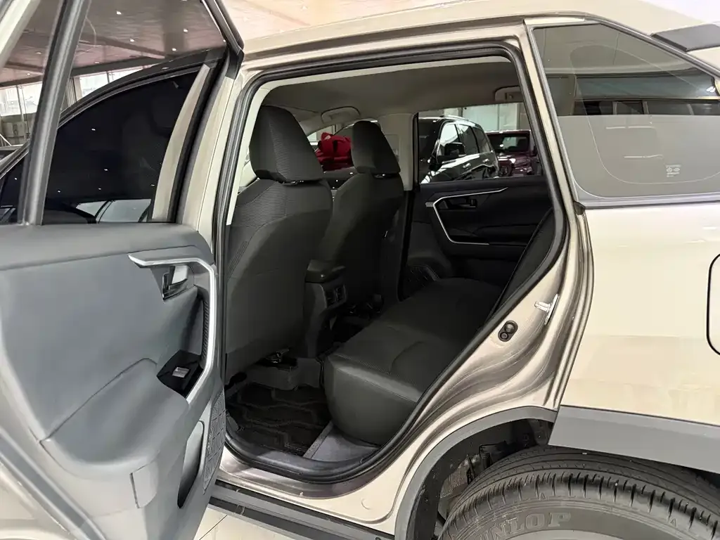 Toyota RAV4 — фото 10