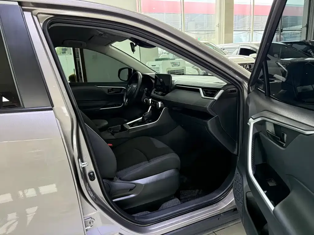 Toyota RAV4 — фото 9