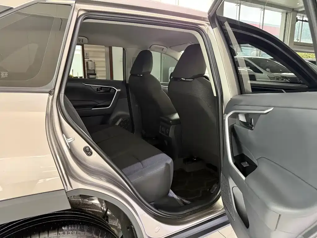 Toyota RAV4 — фото 4