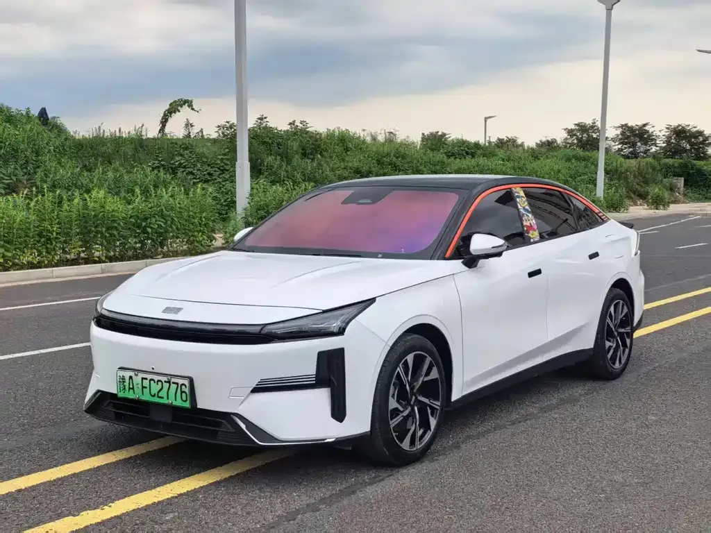 Geely Galaxy L6 — фото 1
