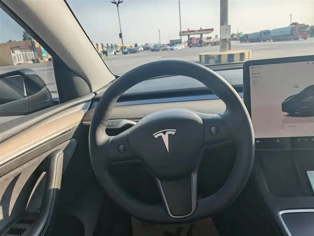 Tesla Model Y — фото 4