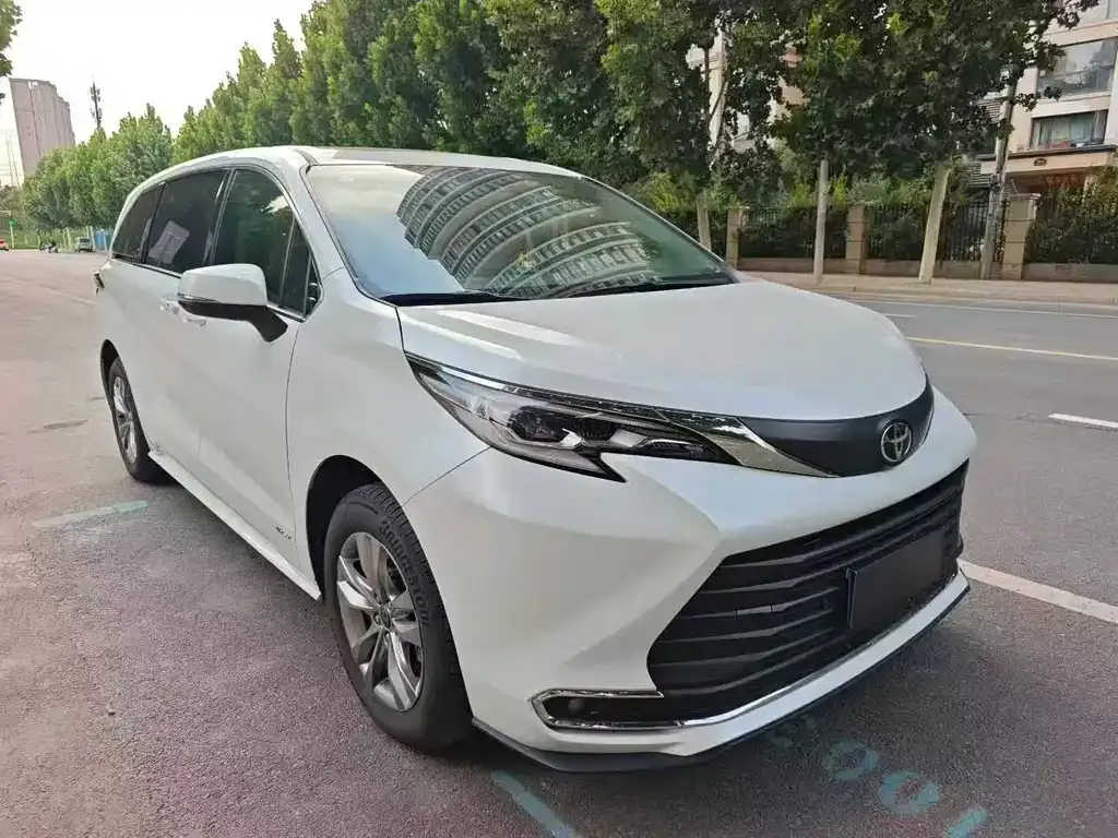 Toyota Sienna — фото 1