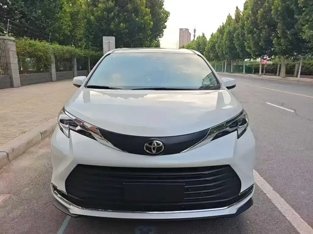 Toyota Sienna — фото 3