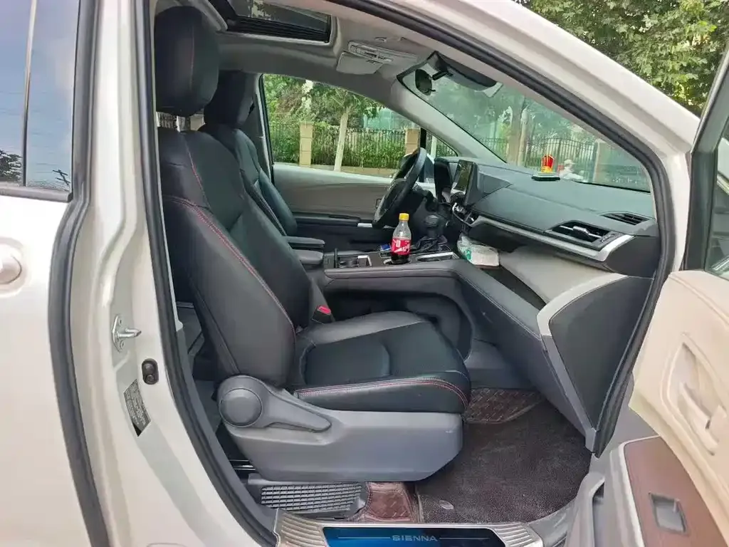 Toyota Sienna — фото 4