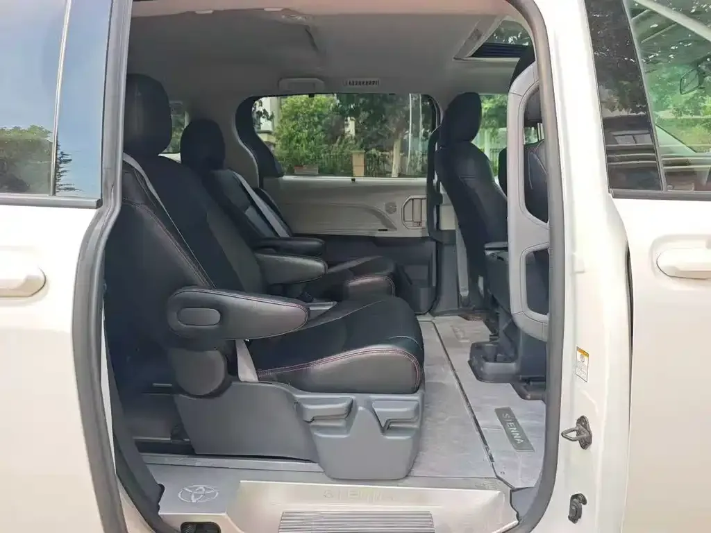 Toyota Sienna — фото 2