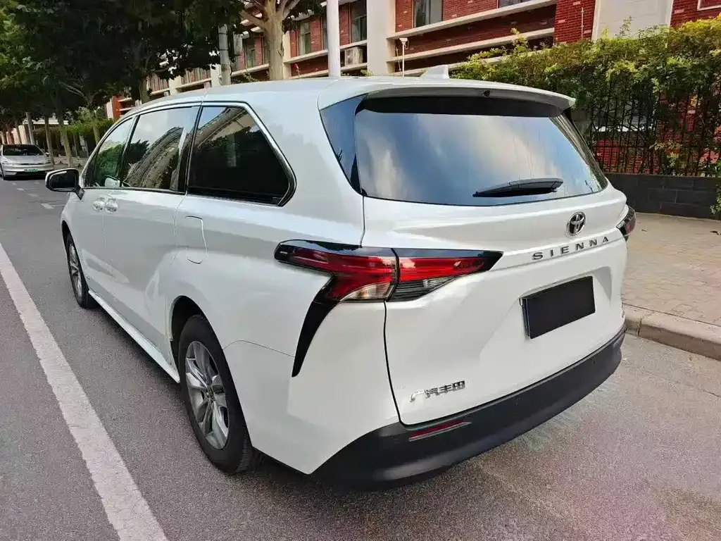 Toyota Sienna — фото 8