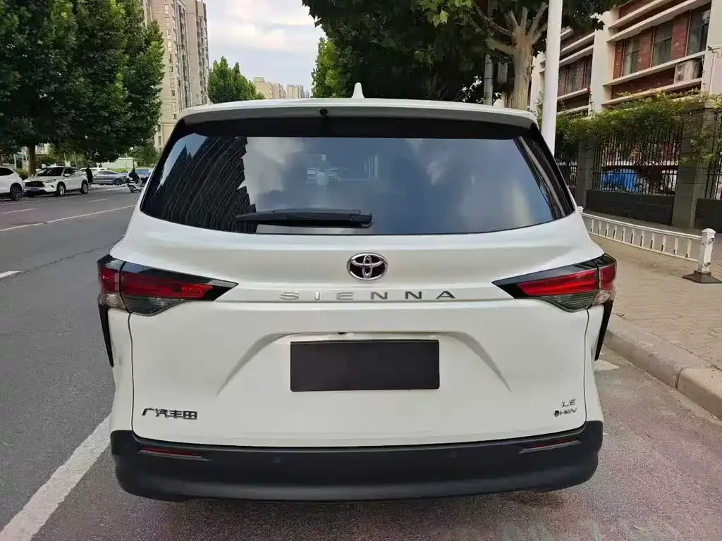 Toyota Sienna — фото 5