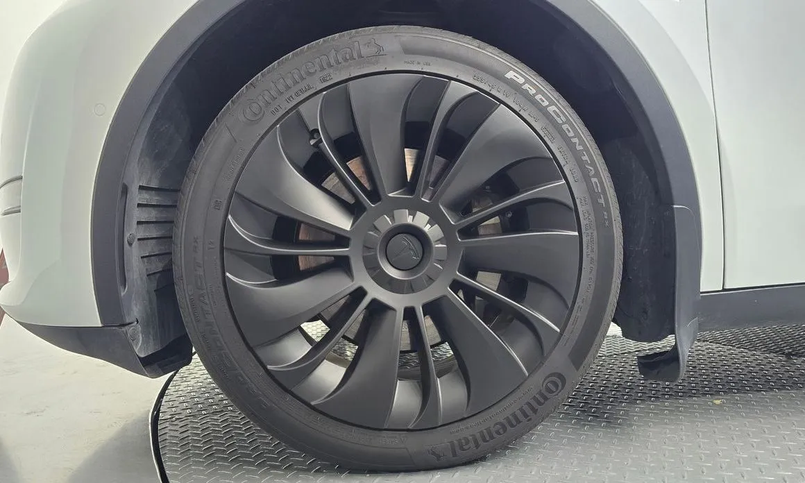Tesla Model Y — фото 10