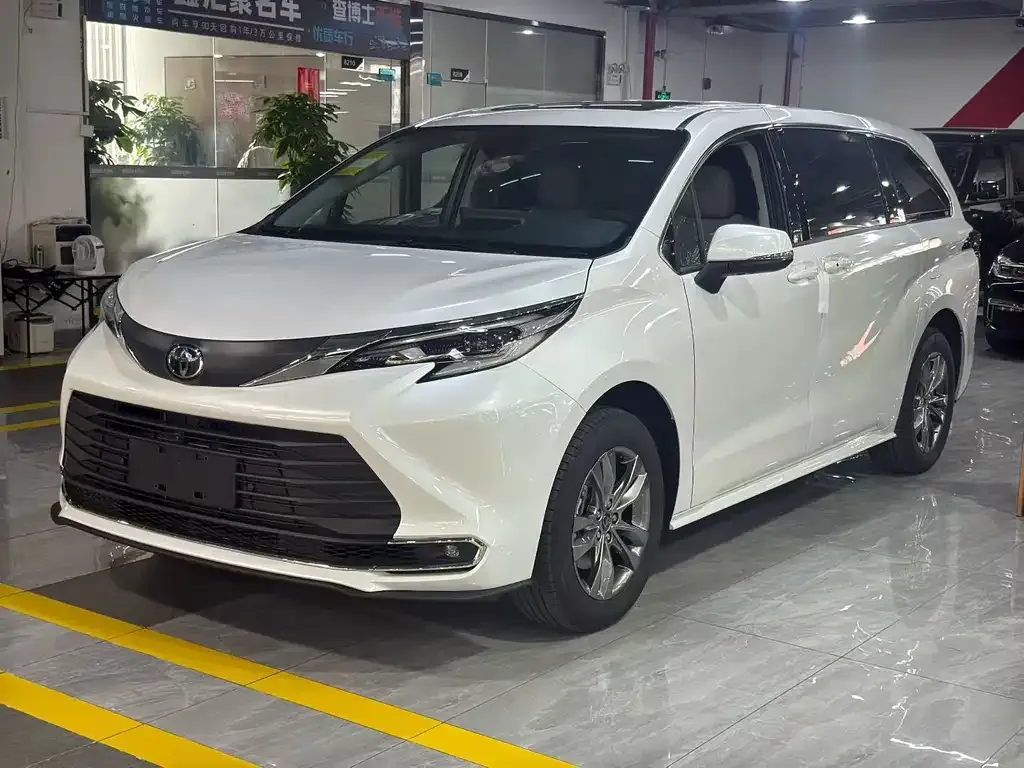 Toyota Sienna — фото 1