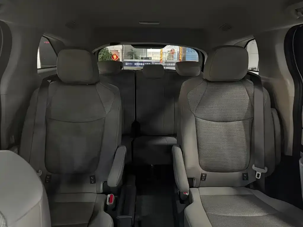 Toyota Sienna — фото 3