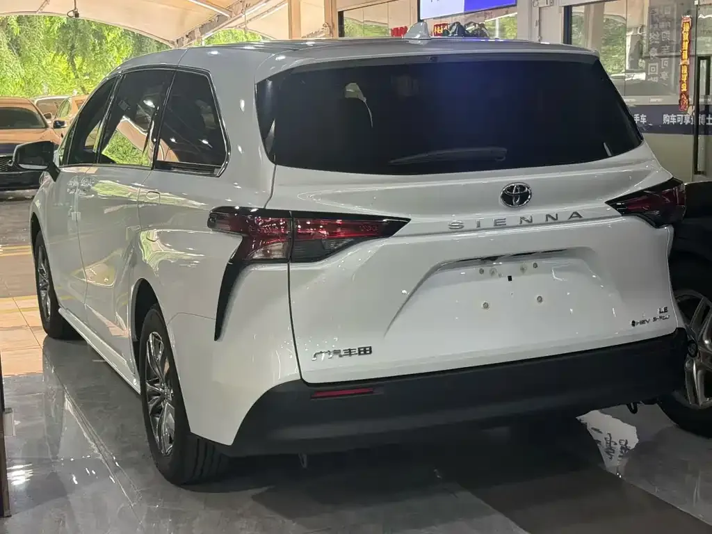 Toyota Sienna — фото 8