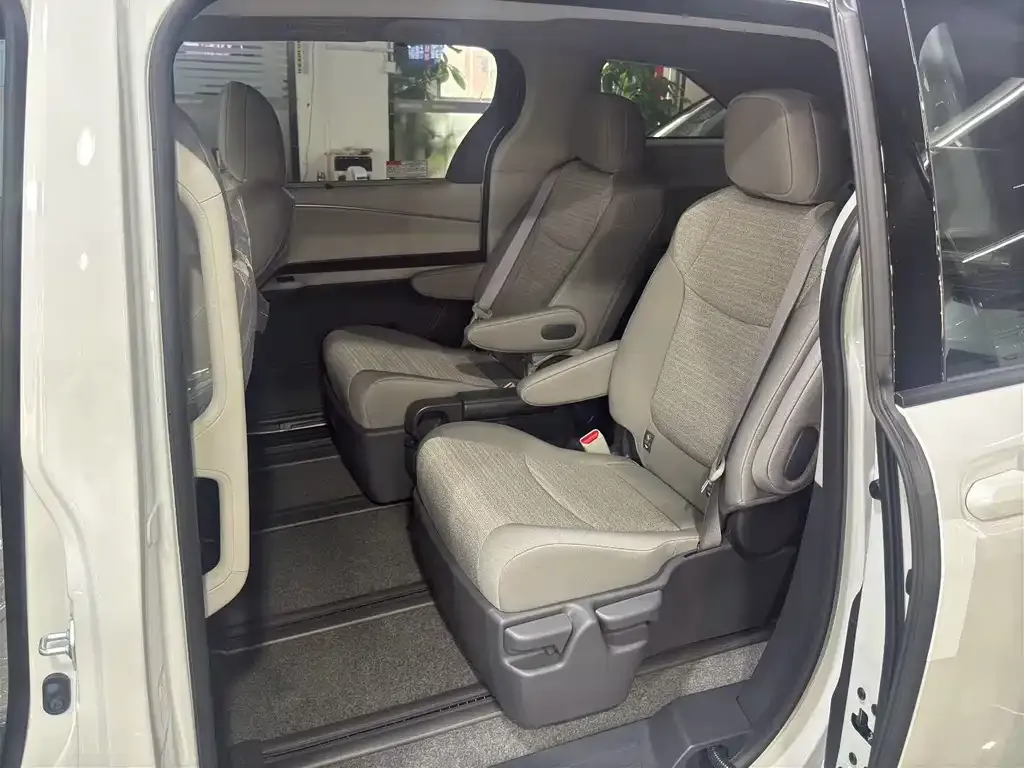 Toyota Sienna — фото 10
