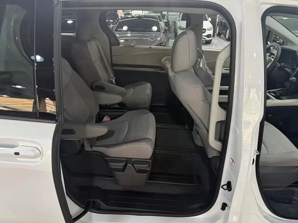 Toyota Sienna — фото 4