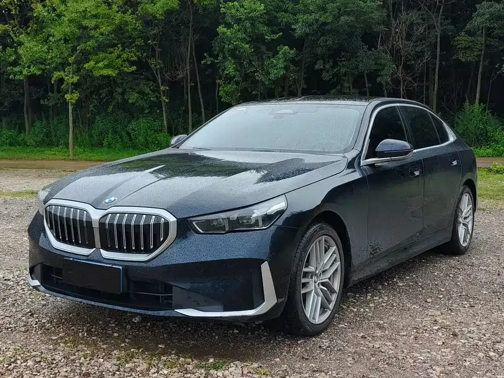 BMW 5 Series — фото 1