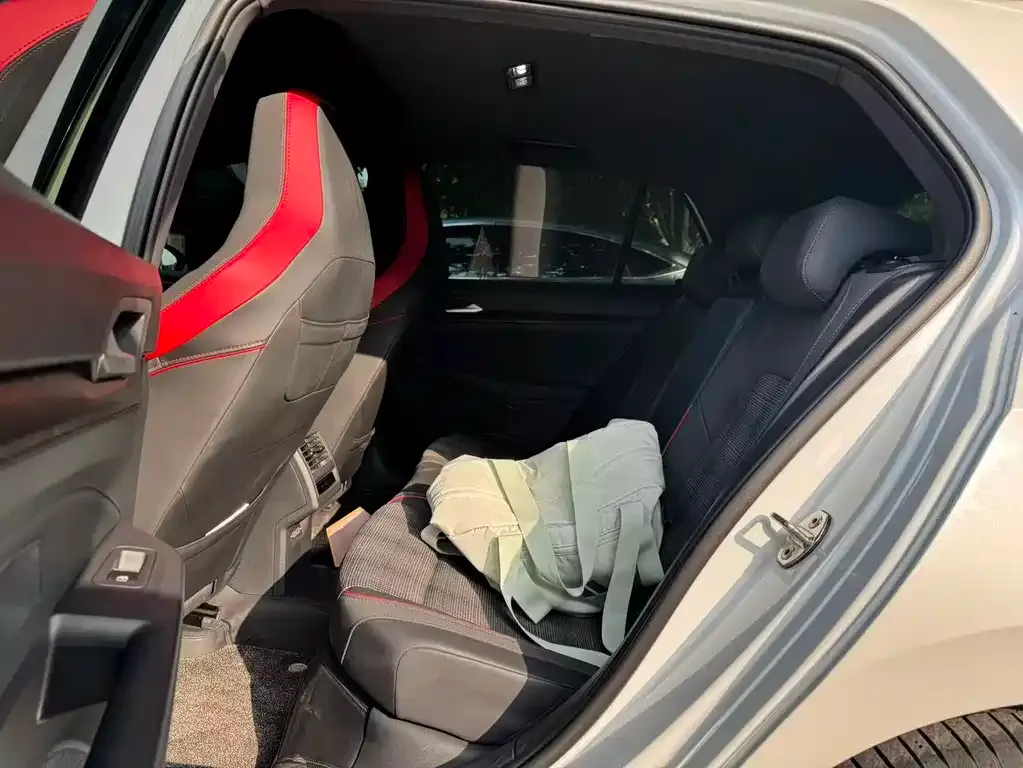 Volkswagen Golf GTI — фото 10