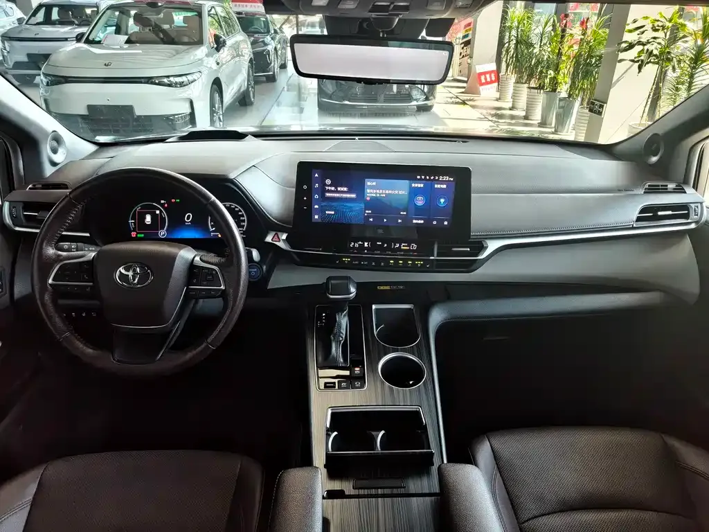 Toyota Granvia — фото 10