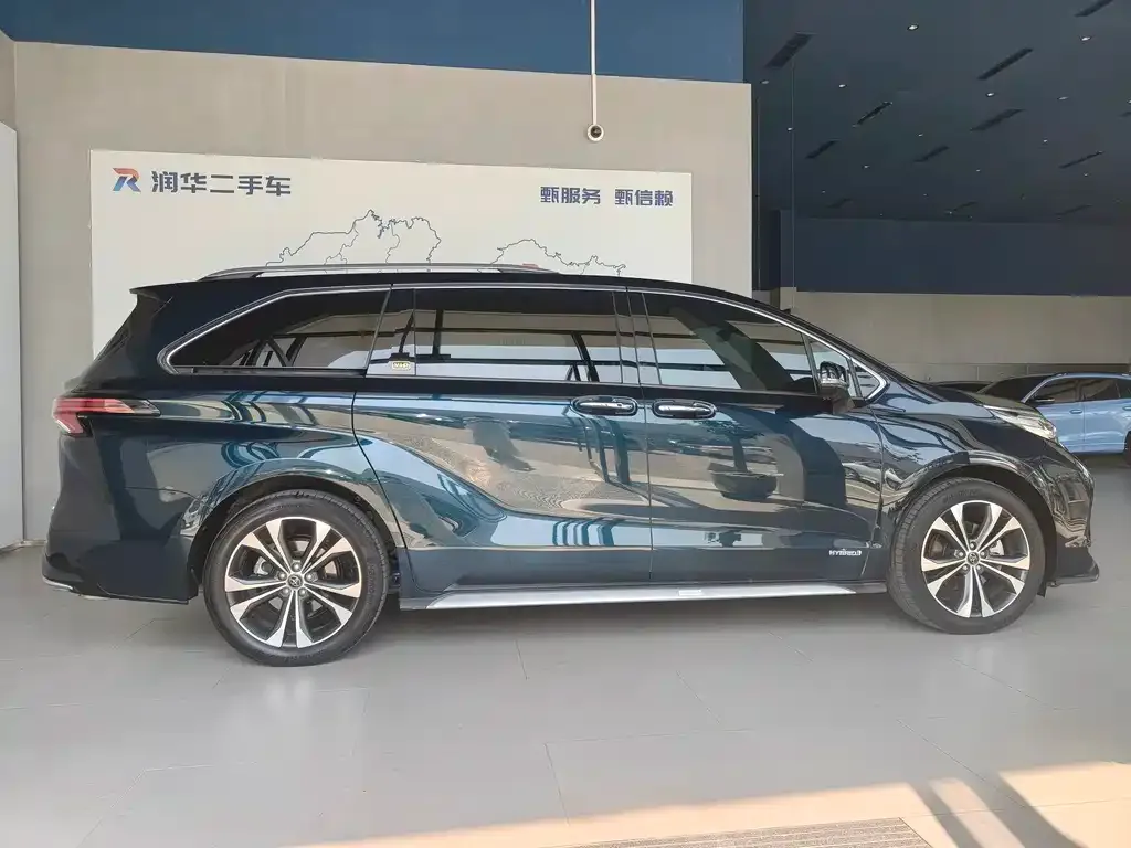 Toyota Granvia — фото 2
