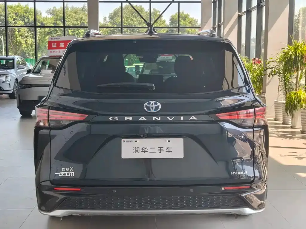 Toyota Granvia — фото 3