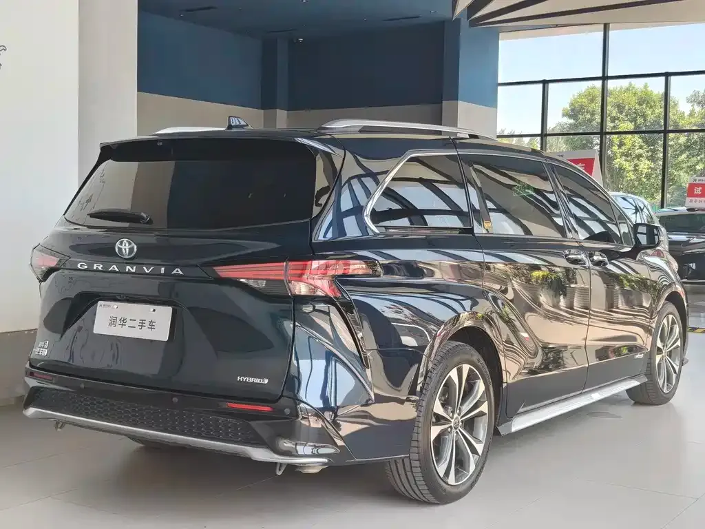 Toyota Granvia — фото 6