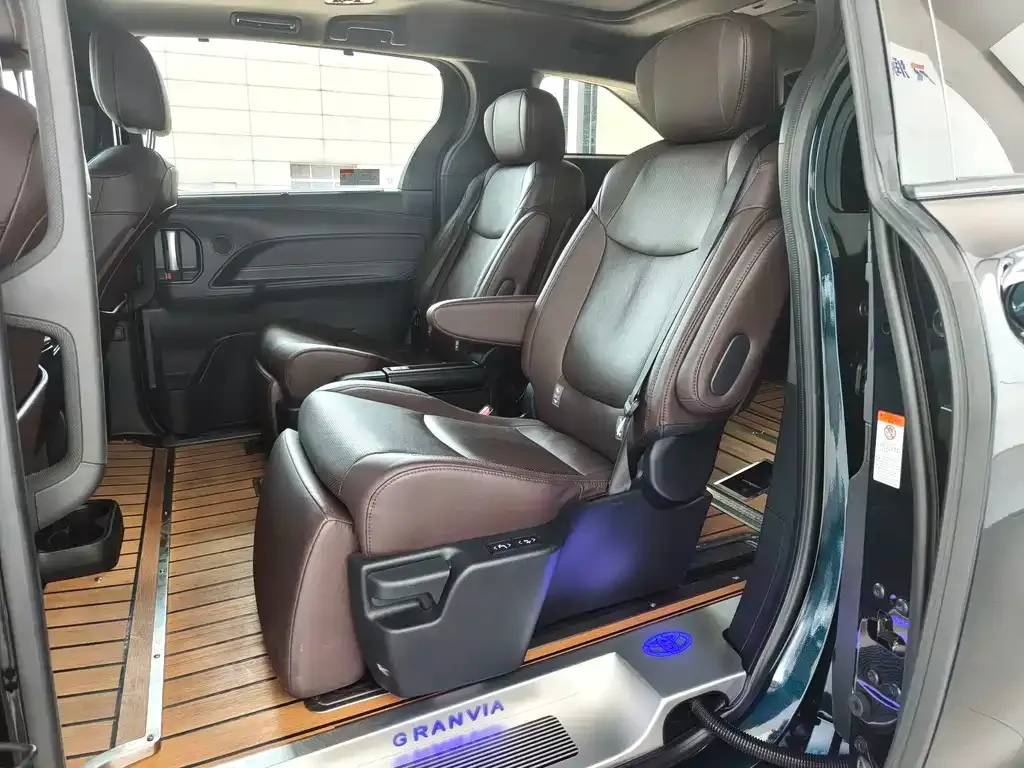 Toyota Granvia — фото 5