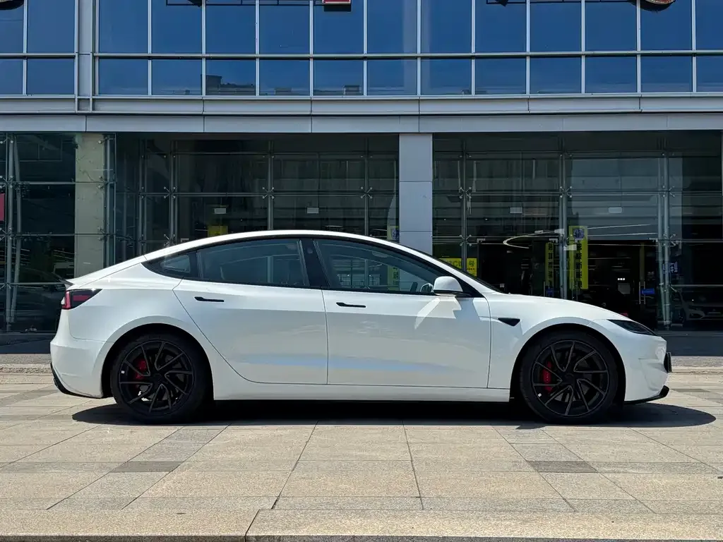 Tesla Model 3 — фото 2