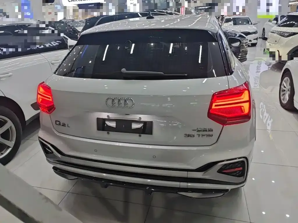 Audi Q2L — фото 10