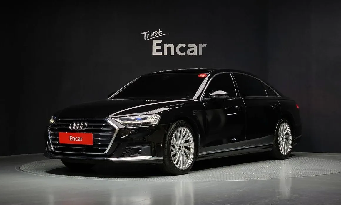Audi A8 — фото 1