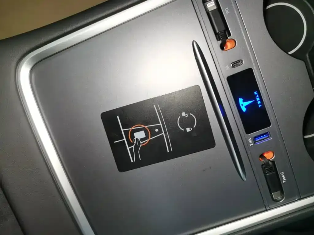 Tesla Model Y — фото 10