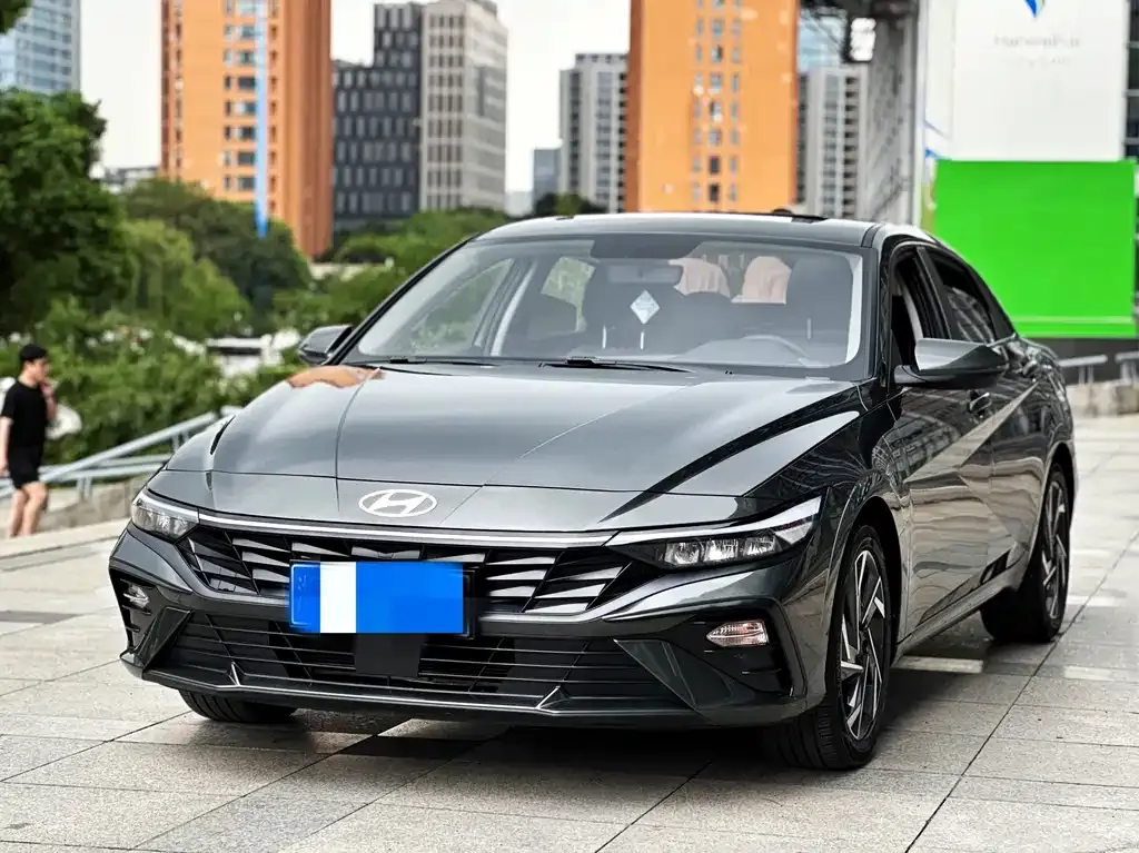 Hyundai Elantra — фото 1