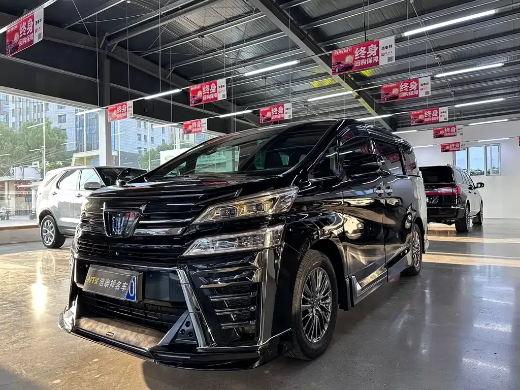 Toyota Vellfire — фото 1