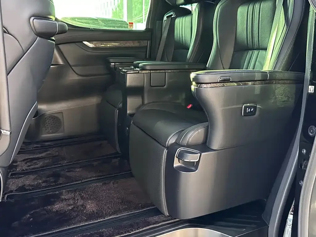 Toyota Vellfire — фото 4
