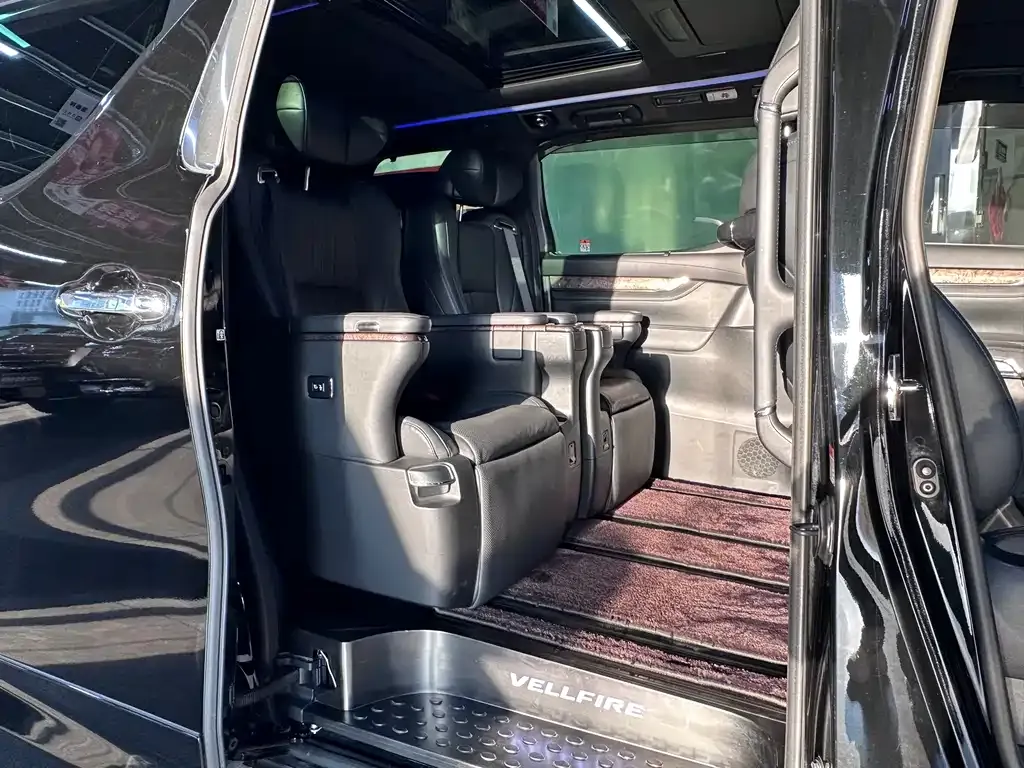 Toyota Vellfire — фото 2