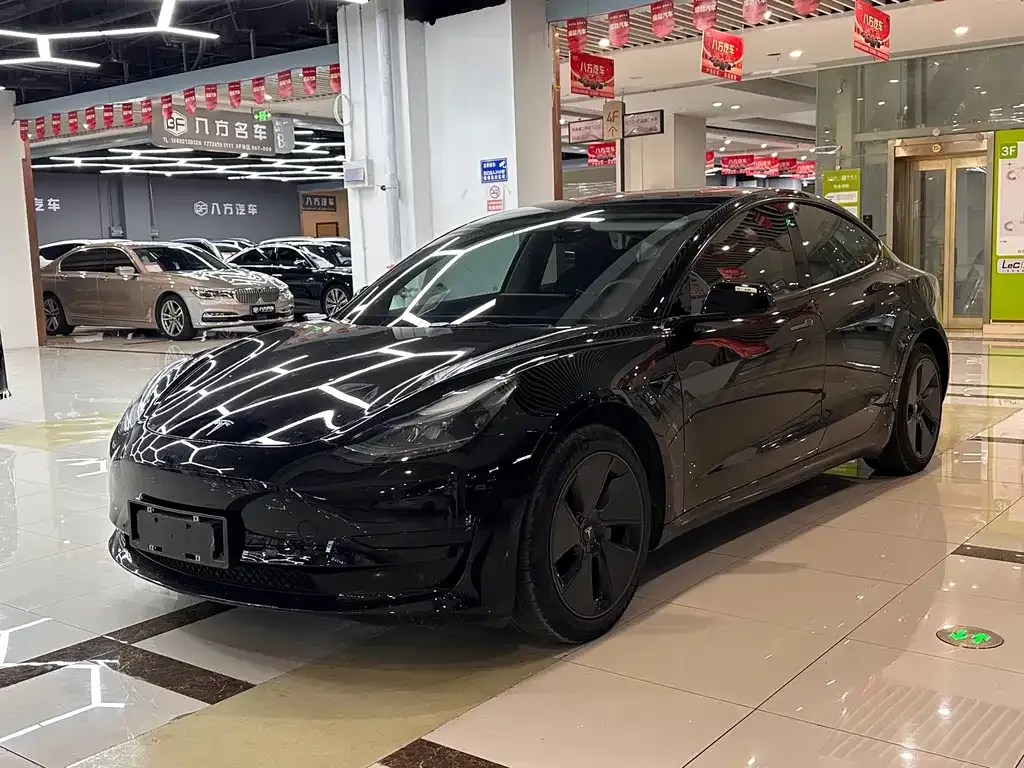 Tesla Model 3 — фото 1