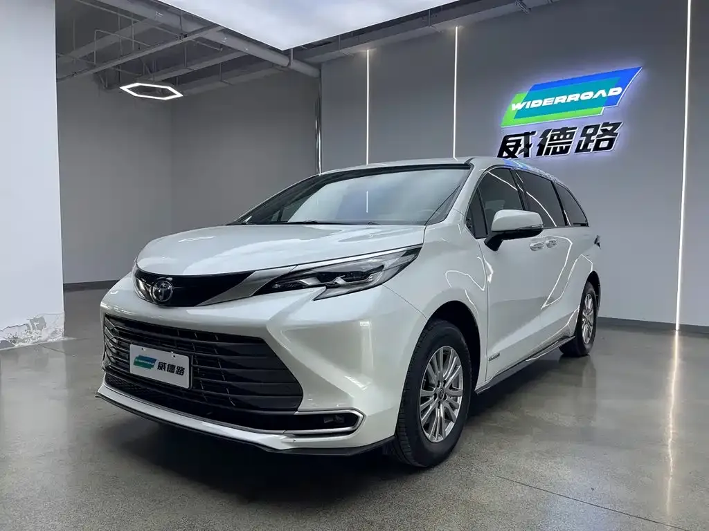 Toyota Sienna — фото 1