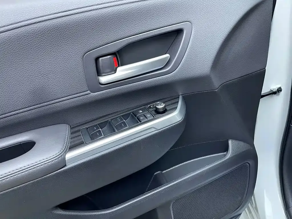 Toyota Sienna — фото 10