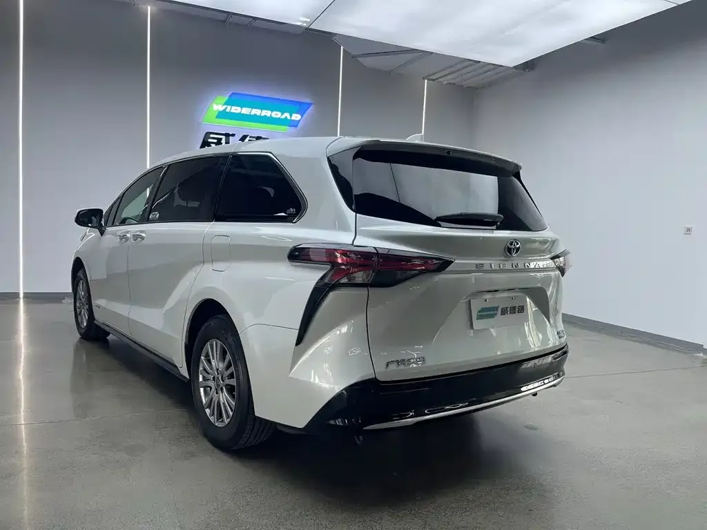 Toyota Sienna — фото 3