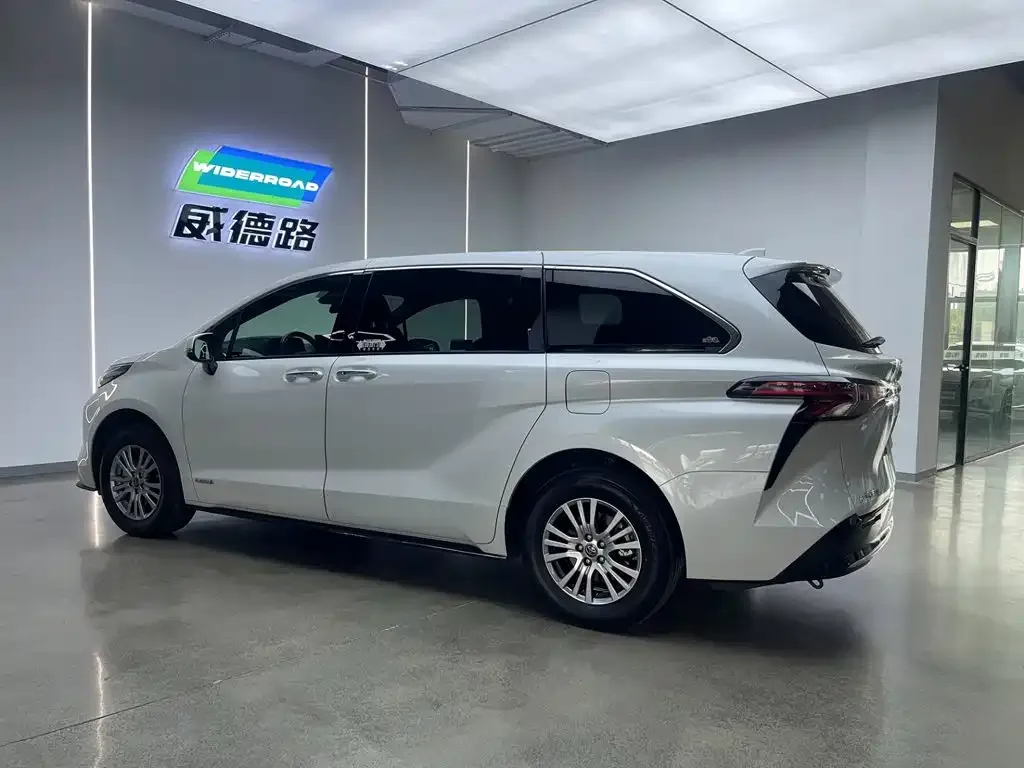 Toyota Sienna — фото 9