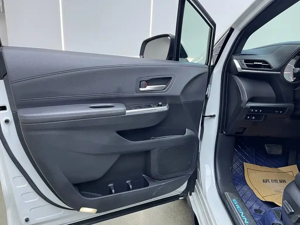 Toyota Sienna — фото 8