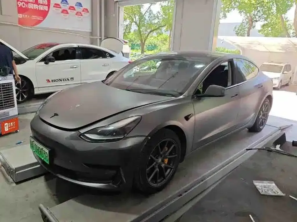 Tesla Model 3 — фото 1