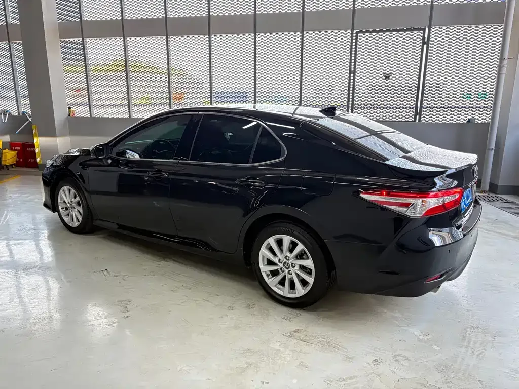 Toyota Camry — фото 6