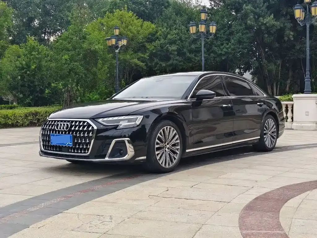 Audi A8 — фото 1