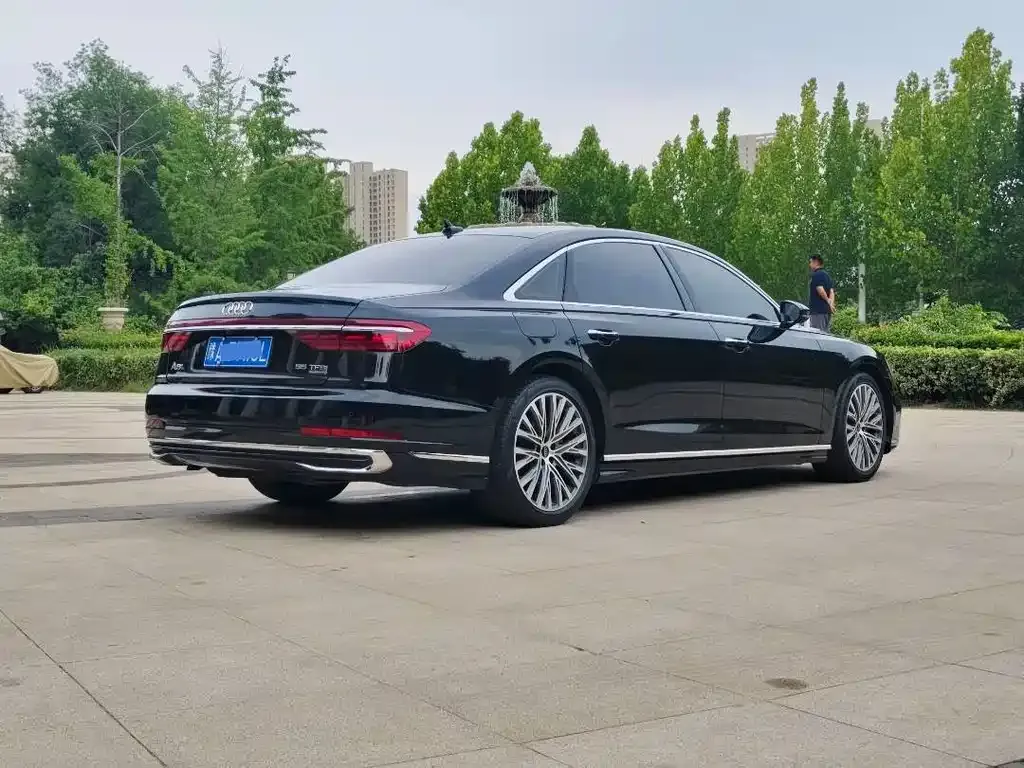 Audi A8 — фото 2